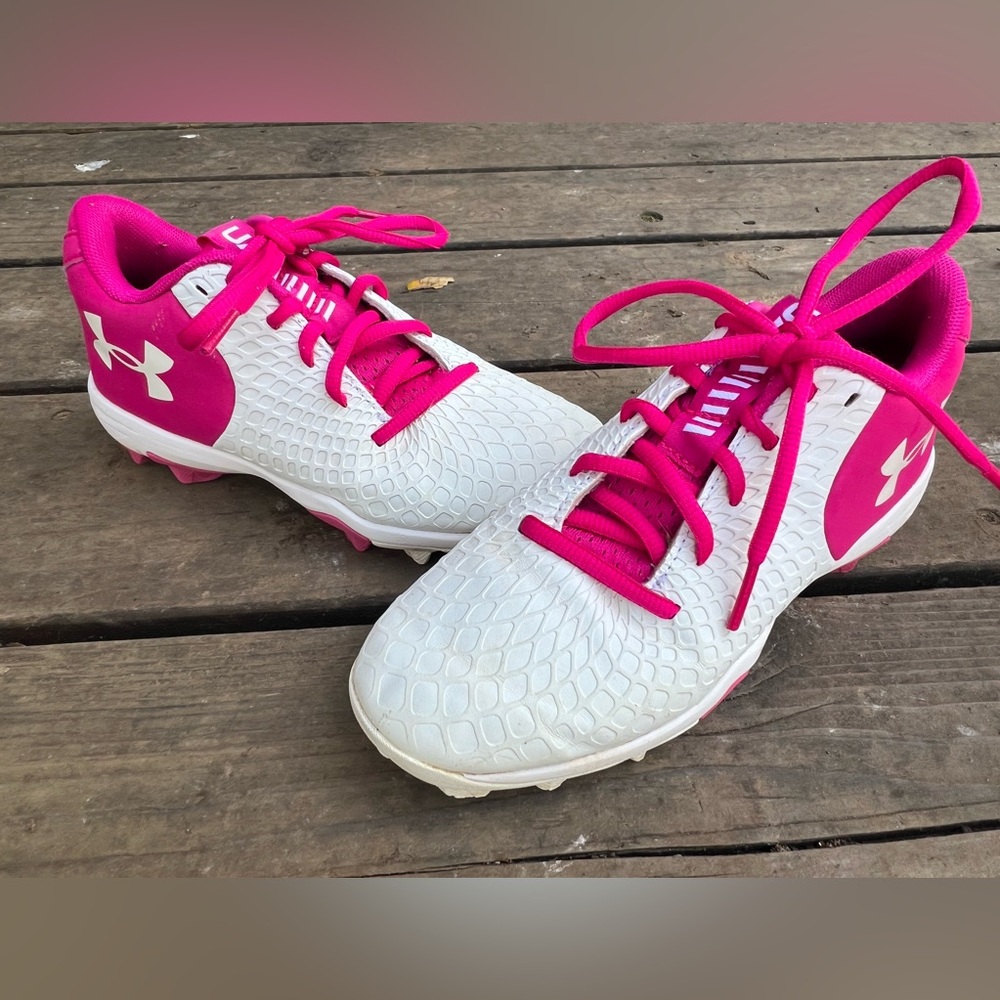 Youth softball cleats